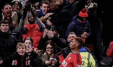 星空体育官方登录入口-热刺逼平曼联，赛后球员互动获点赞