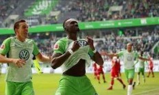 关于沃尔夫斯堡中场忠诚于球队，被评为最佳队员的信息