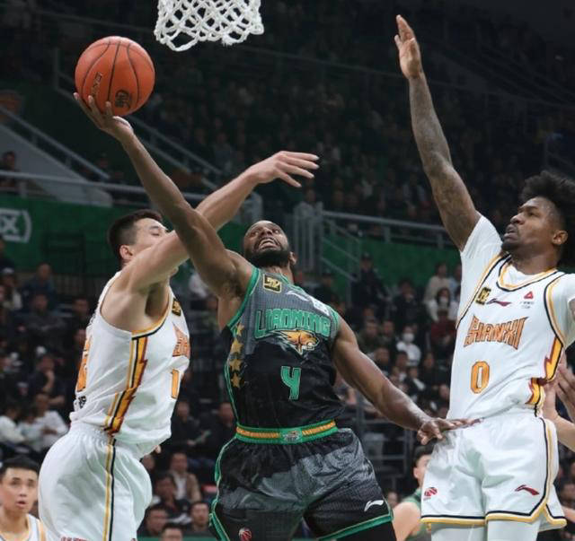 山西男篮轻松击败对手，取得胜利