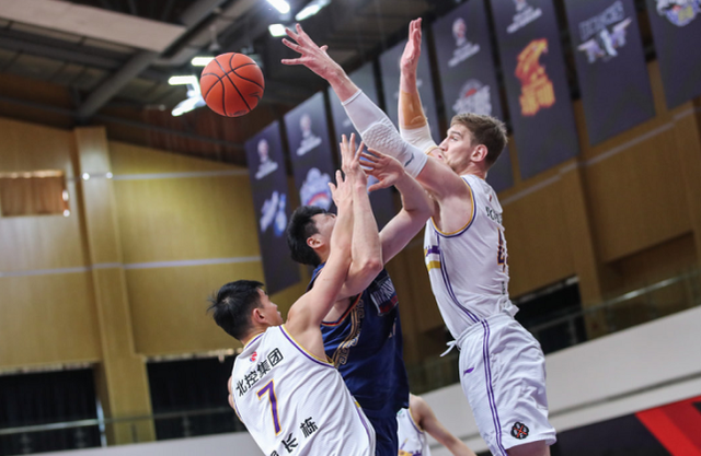 防守疲软导致连败,教练批评球员表现 防守疲软导致连败,教练批评球员表现