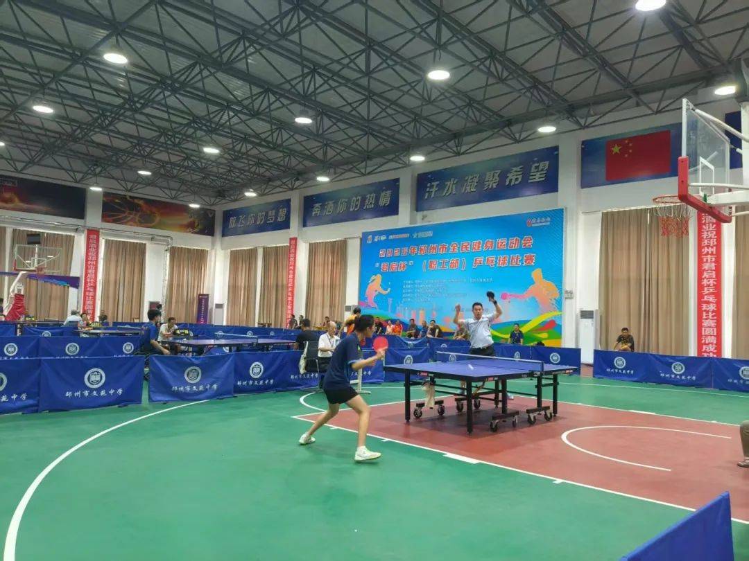 精彩比赛现场掌声不断,气氛热烈 精彩比赛现场掌声不断,气氛热烈