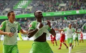 关于沃尔夫斯堡中场忠诚于球队，被评为最佳队员的信息