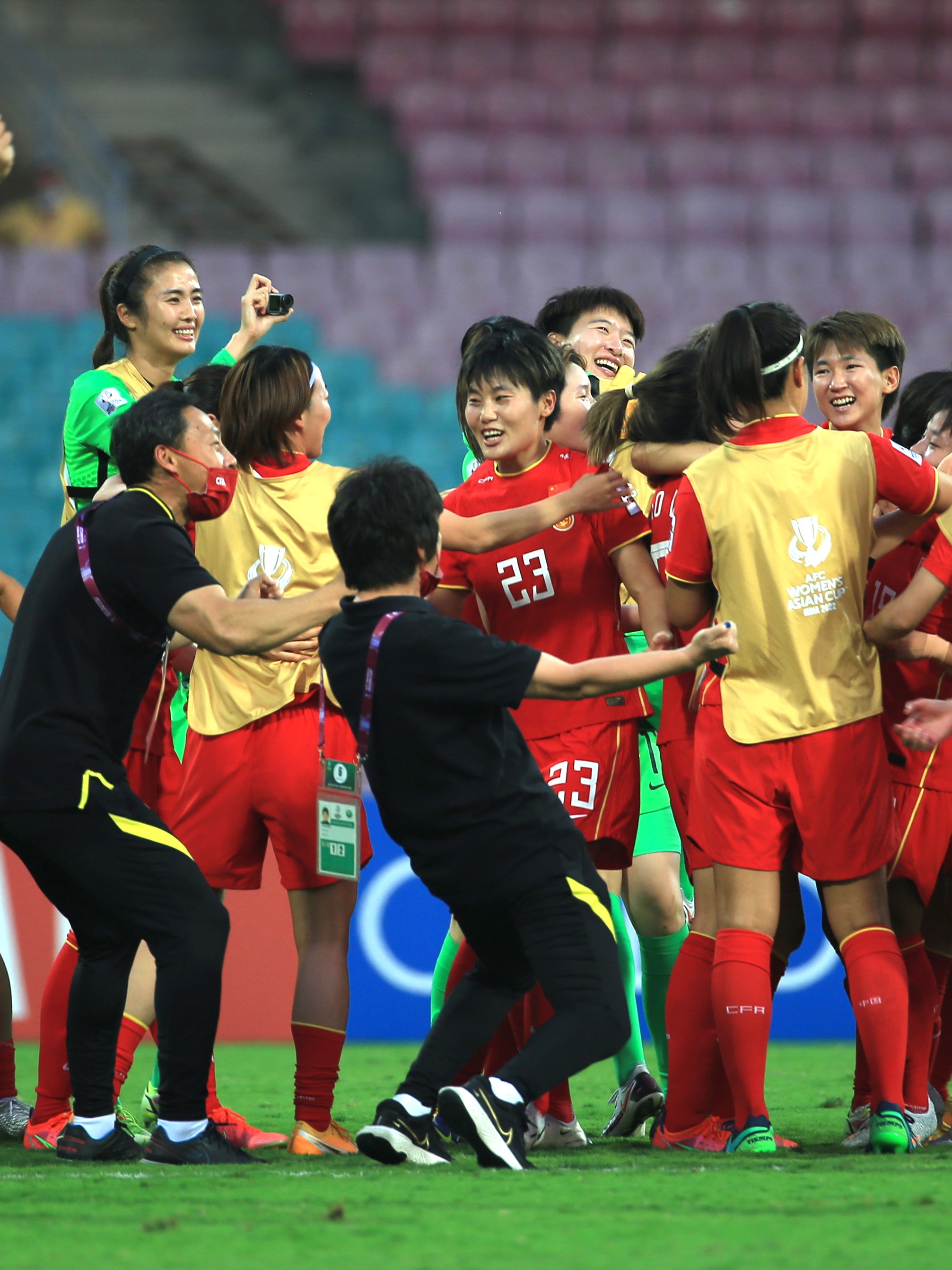 包含亚洲杯冠军中国女足队员凯旋，掀起热潮的词条