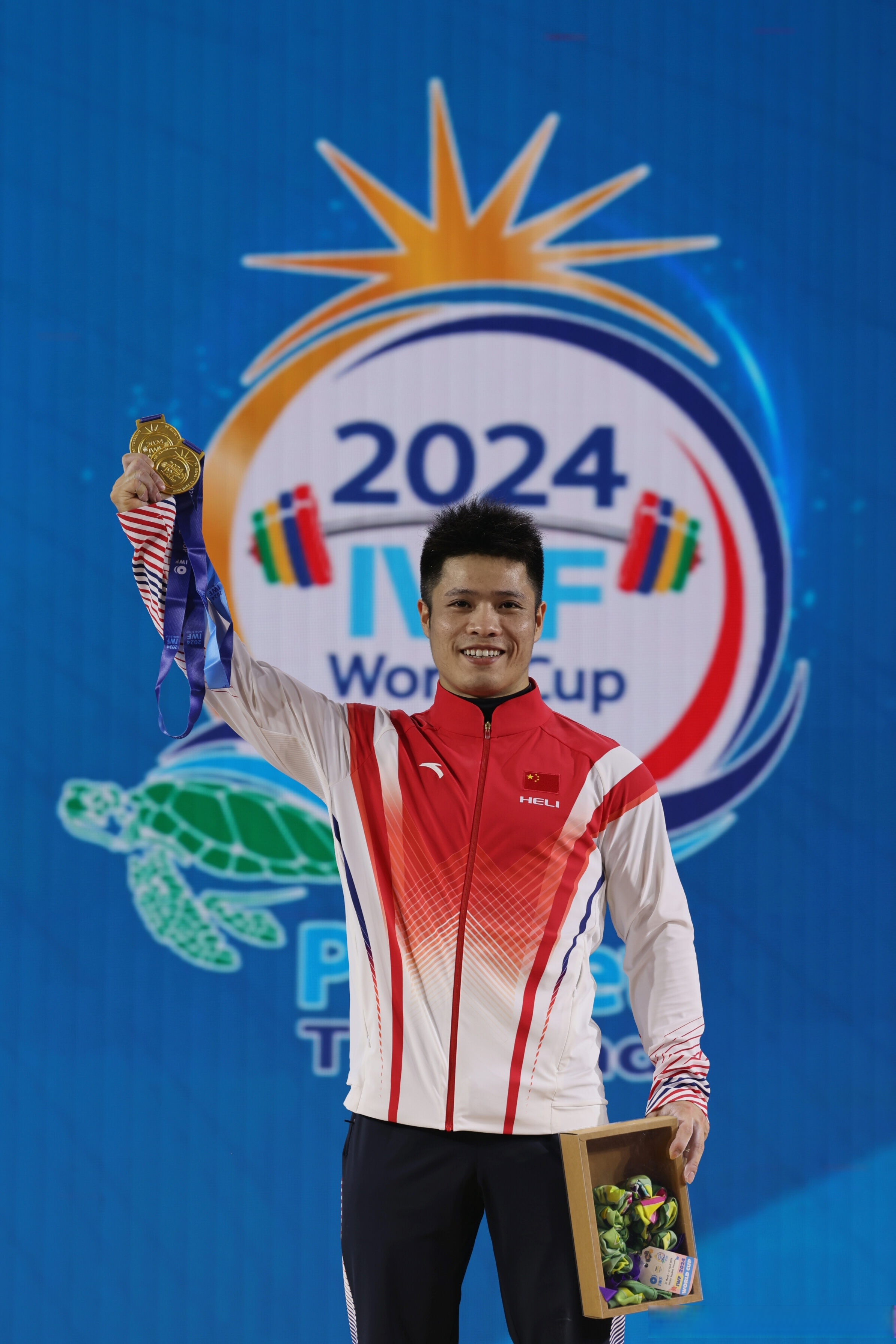 泰国举重选手惊艳表现，力夺金牌！的简单介绍