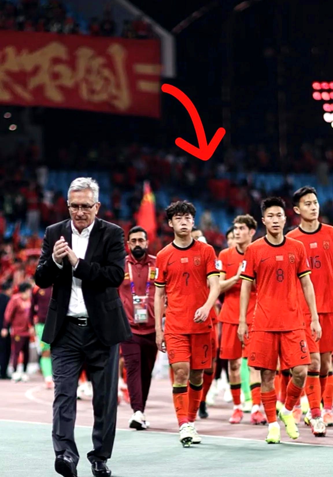 抢分大战！球队在国内足球比赛中积极备战的简单介绍