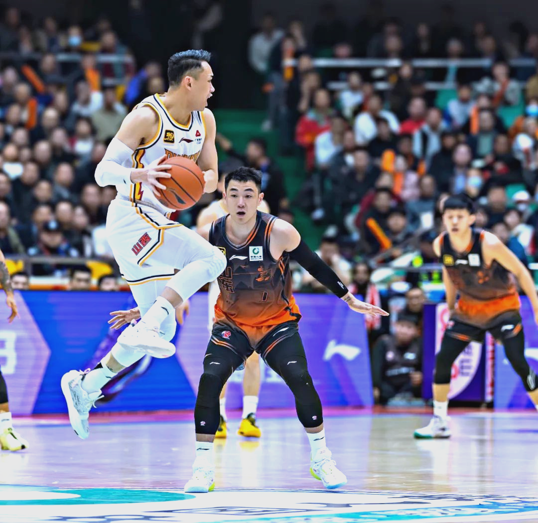 篮球运动员上演惊艳表演，引发观众喝彩