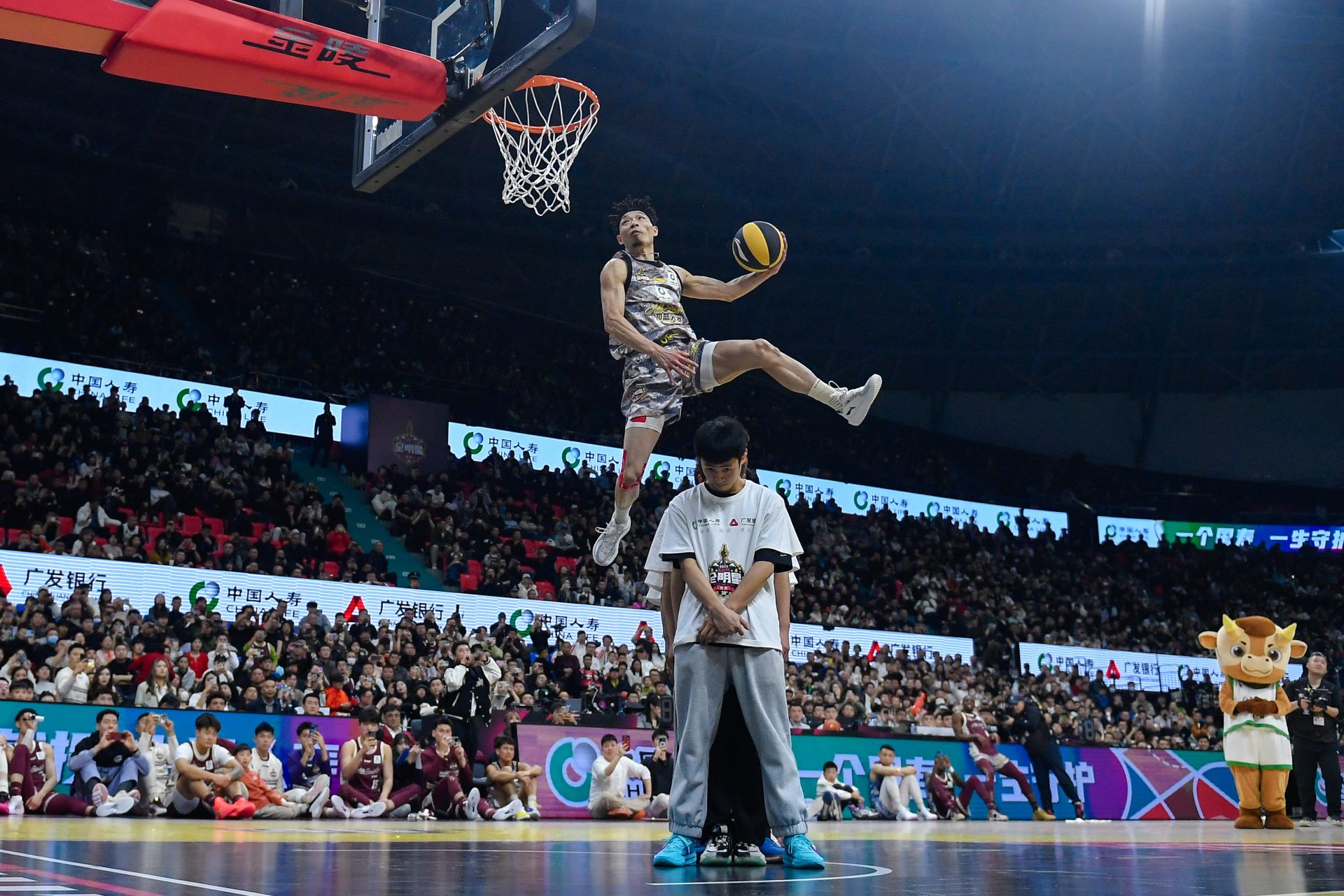 篮球运动员上演惊艳表演，引发观众喝彩