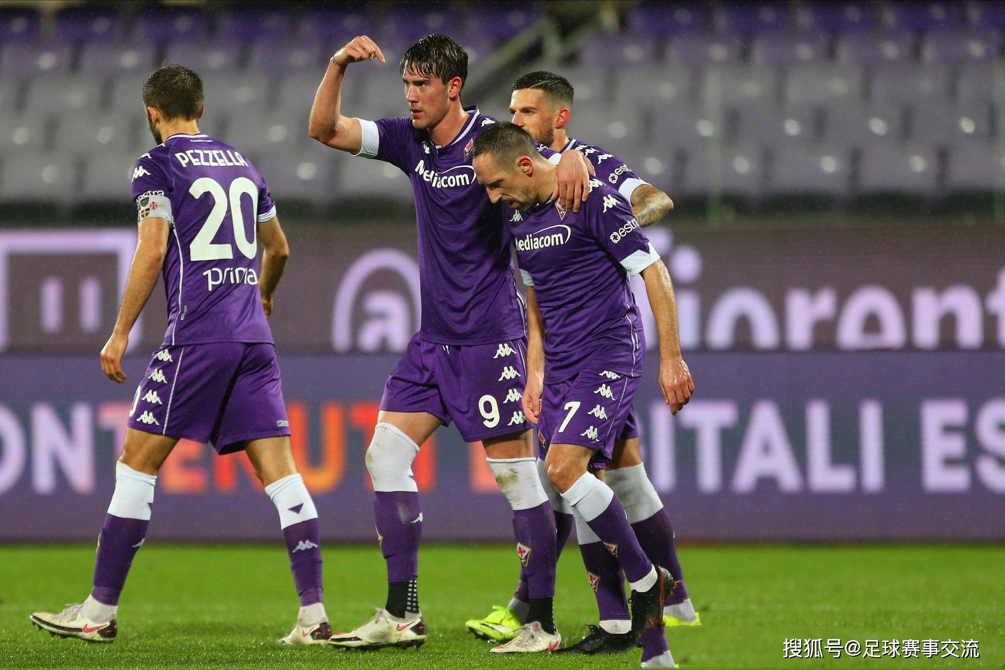 包含维罗纳球队备战下一场比赛，决心赢球的词条