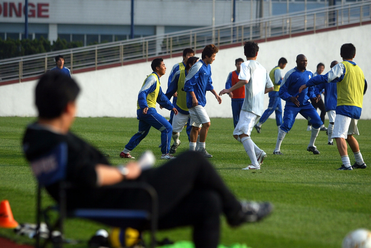 竞争激烈！国内足球联赛再掀战火，球员全力以赴的简单介绍