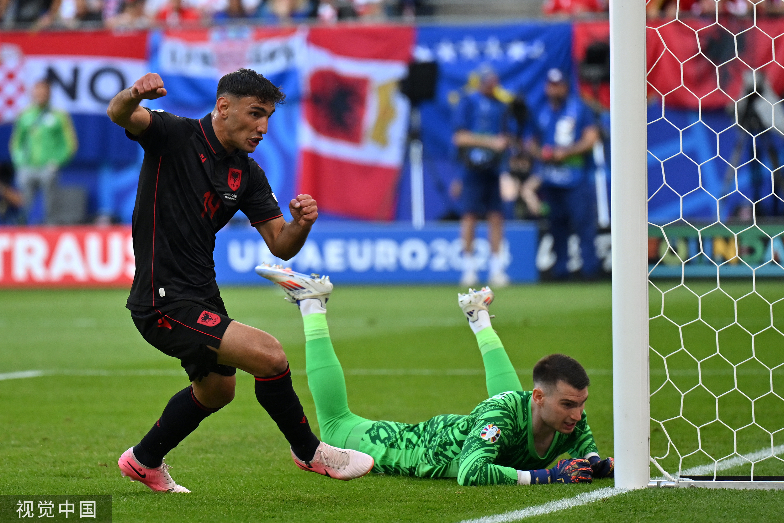 包含捷克欧洲国家杯首秀不败战平克罗地亚预备料赛成功入围的词条