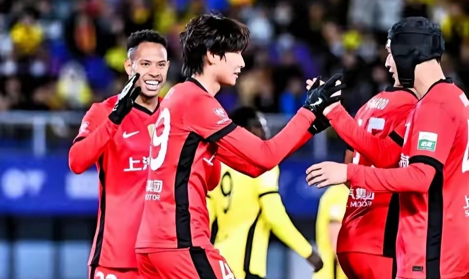 包含篮球德比日益激烈，球队争夺冠军荣耀的词条