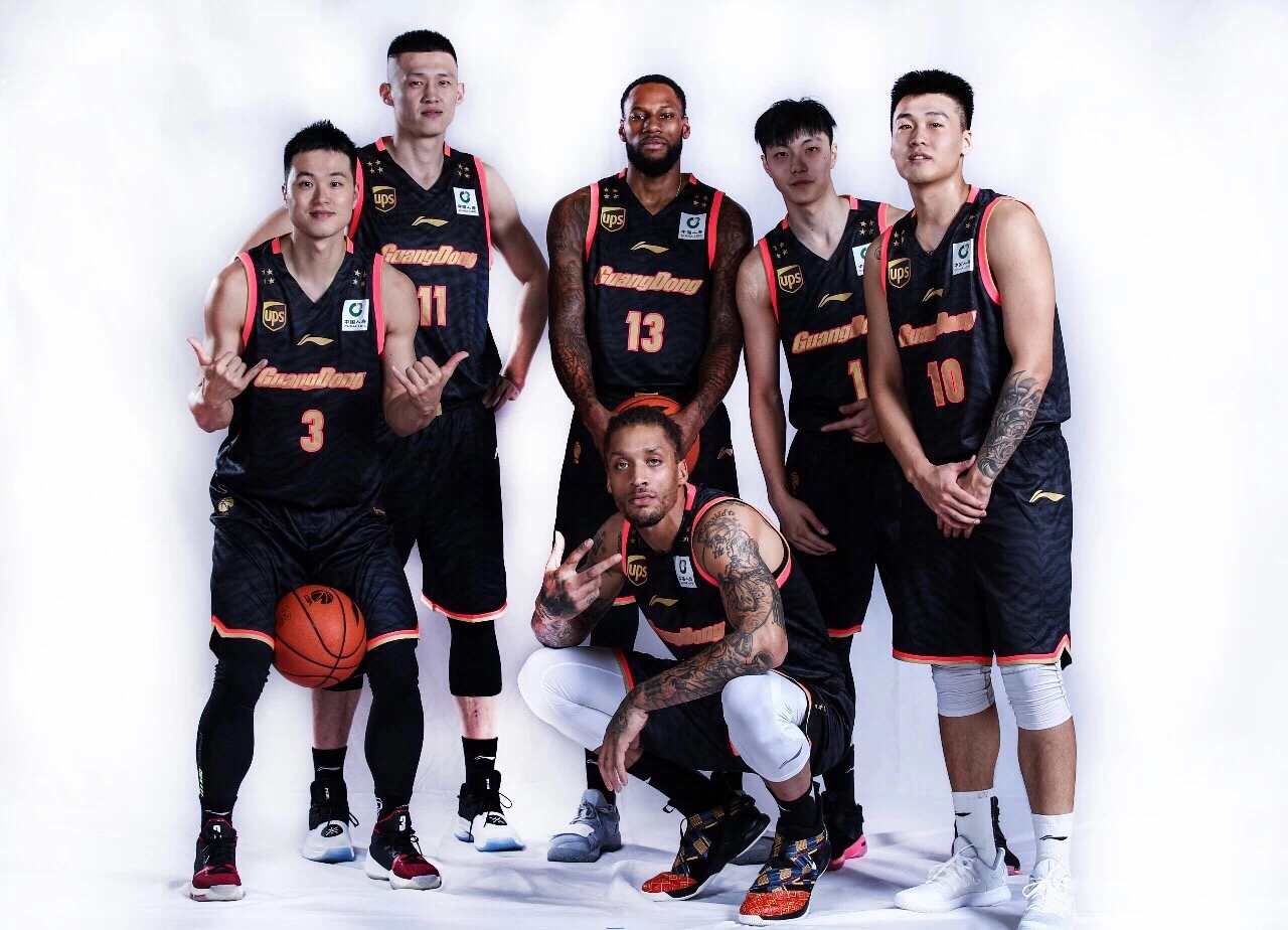 包含篮球德比日益激烈，球队争夺冠军荣耀的词条