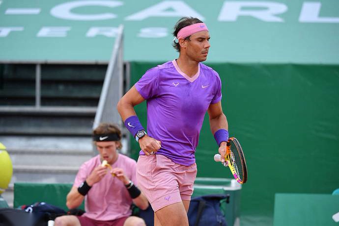 俄罗斯队遭遇对手反扑，险胜成功