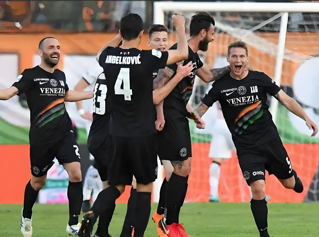 意甲赛场上发生绝杀，球迷欢呼雀跃